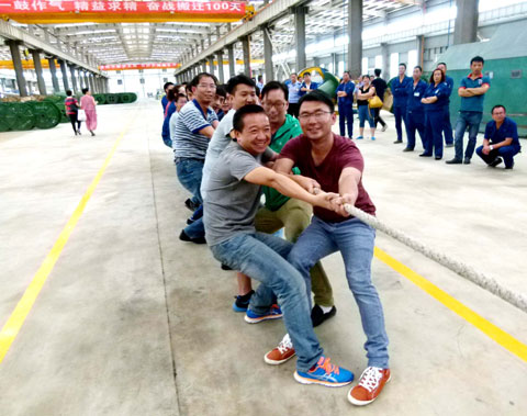 昆明電纜集團電線公司黨支部黨員在迎七一拔河比賽中