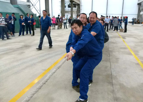 昆明電纜集團中壓橡纜車間黨支部黨員在迎七一拔河比賽中
