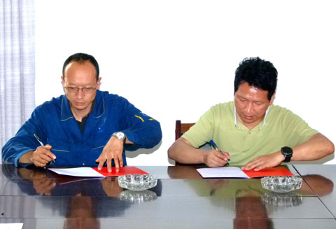 公司黨委書(shū)記方念實(shí)與低壓導(dǎo)線車間黨支部書(shū)記董亞民簽訂社會(huì)治安綜合治理責(zé)任書(shū)