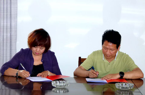 公司黨委書(shū)記方念實(shí)與機(jī)關(guān)第二黨支部書(shū)記施蕓簽訂社會(huì)治安綜合治理責(zé)任書(shū)