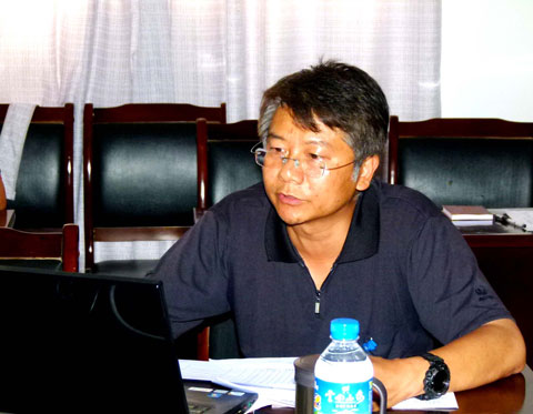 昆纜安全保衛(wèi)部黨支部書(shū)記、部長(zhǎng)龔文濤作總結(jié)報(bào)告