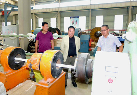 張建友董事長(zhǎng)視察低壓車間電纜生產(chǎn)線